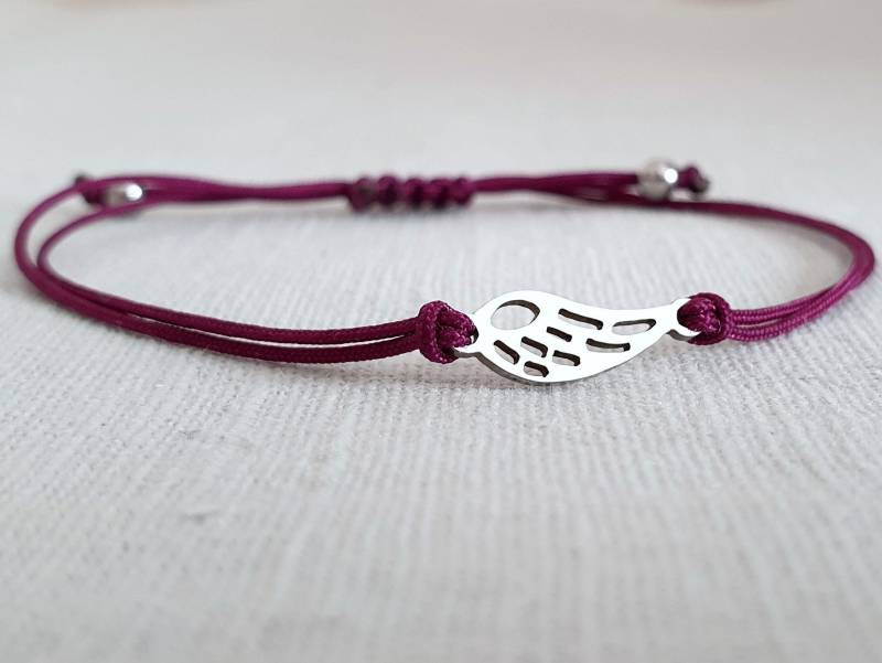 Armband Flügel Edelstahl in Geschenkverpackung, Zart Und Filigran Aubergine Lila Oder Wunschfarbe Große Farbauswahl, Größenverstellbar Armband Flügel Edelstahl in Geschenkverpackung, Zart Und Filigran Aubergine Lila Oder Wunschfarbe Große Farbauswahl, Größenverstellbar von RainbowFairground