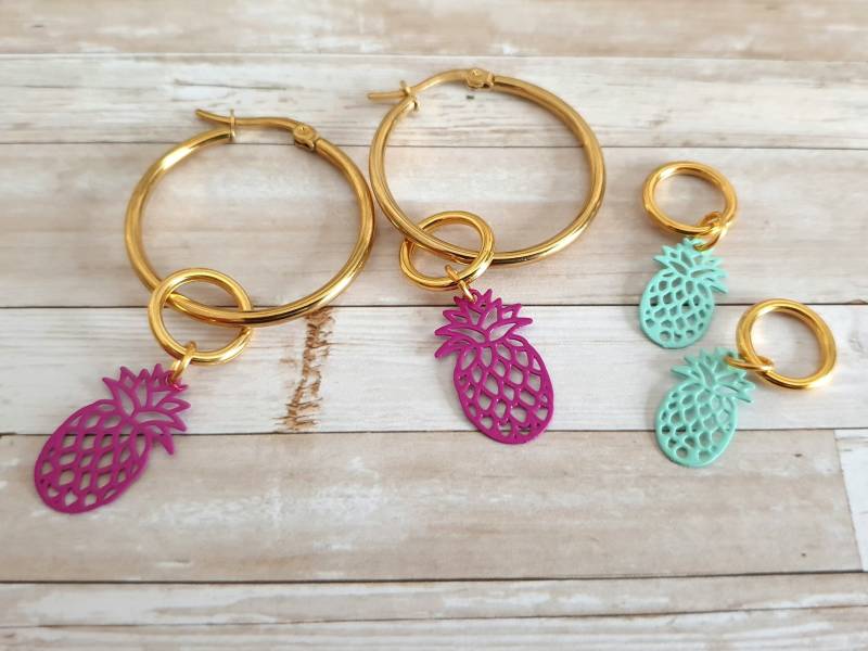 Creolen 30mm Edelstahl Gold Farbig Mit Anhänger Ananas in Fuchsia Und Wechselanhänger Mint Im Set, Boho Ohrringe von RainbowFairground