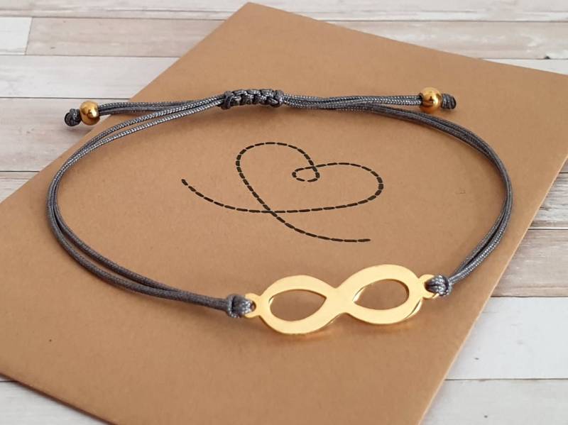 Infinity Armband Edelstahl Goldfarbig in Geschenkverpackung, Zart Und Filigran Grau Oder Wunschfarbe Große Farbauswahl, Größenverstellbar von RainbowFairground