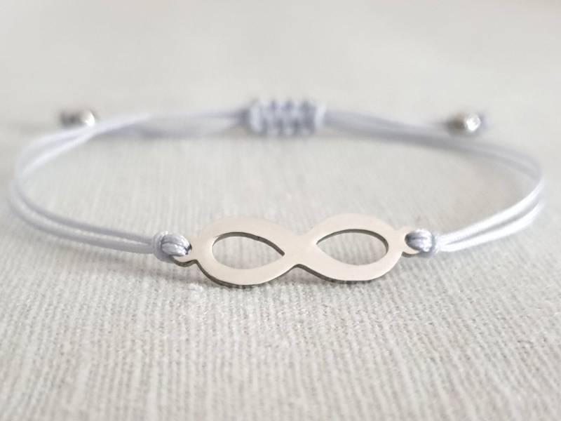 Infinity Armband Edelstahl in Geschenkverpackung, Zart Und Filigran Grau Oder Wunschfarbe Große Farbauswahl, Größenverstellbar von RainbowFairground