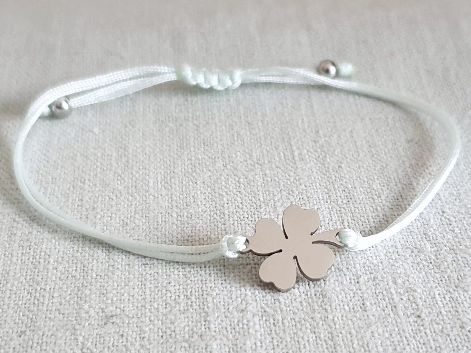 Kleeblatt Armband Glücksklee Edelstahl in Geschenkverpackung, Zart Und Filigran Wunschfarbe Große Farbauswahl, Größenverstellbar Kleeblatt Armband Glücksklee Edelstahl in Geschenkverpackung, Zart Und Filigran Wunschfarbe Große Farbauswahl, Größenverstellbar von RainbowFairground