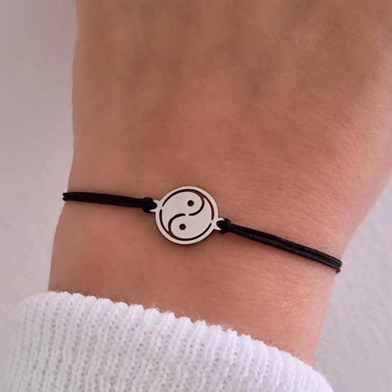 Yin Yang Armband Edelstahl in Geschenkverpackung, Zart Und Filigran Wunschfarbe Große Farbauswahl, Größenverstellbar von RainbowFairground