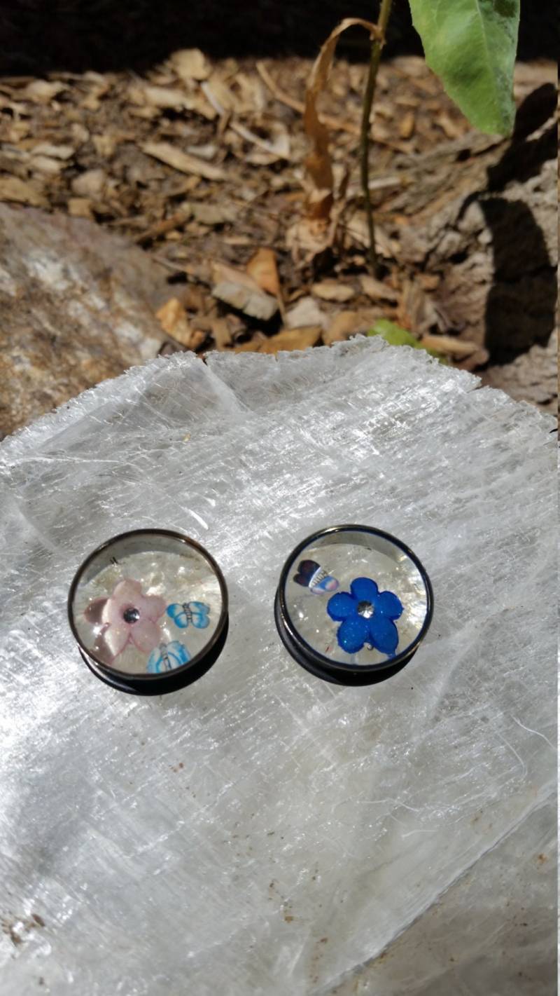 Blaue Und Rosa Blumen Mit Schmetterlingen Resin Plugs 7/8" von RainbowFishWorks