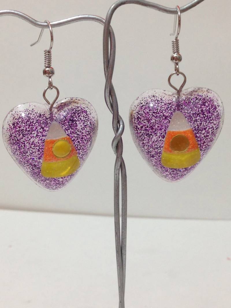Halloween Herzen Mit Candy Corn Resin Ohrringe von RainbowFishWorks