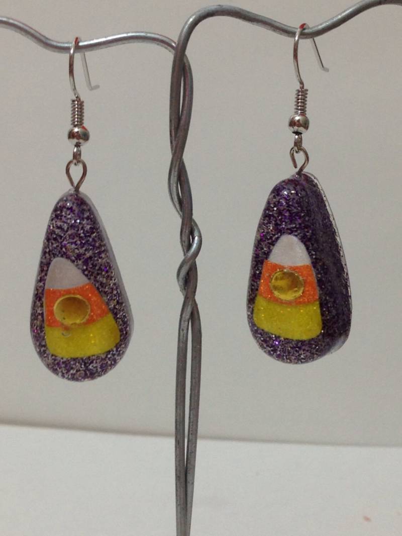 Halloween Tropfen Resin Ohrringe Mit Candy Corn Floating von RainbowFishWorks