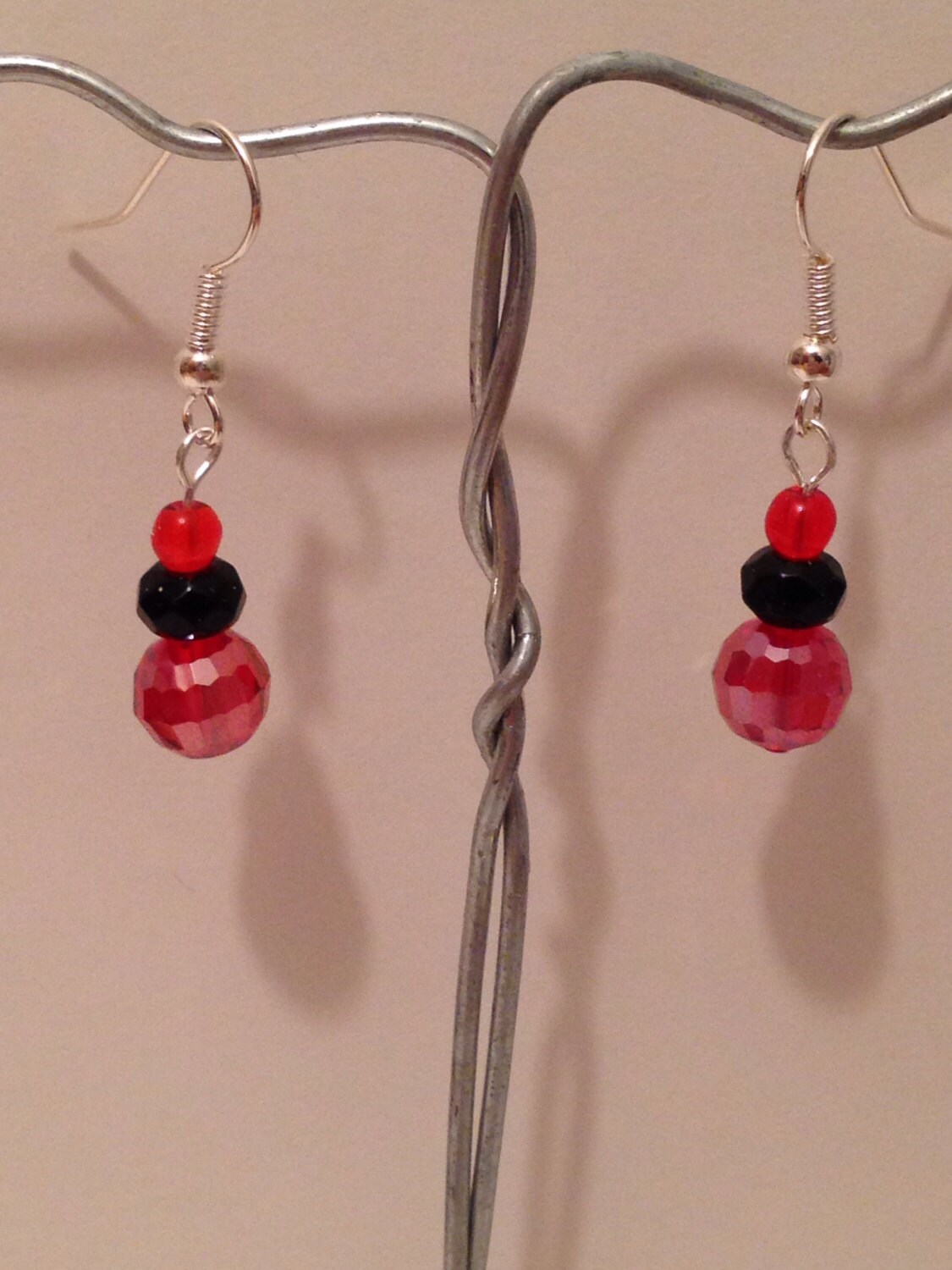 Kleine Rote Und Schwarze Perlen Ohrringe von RainbowFishWorks