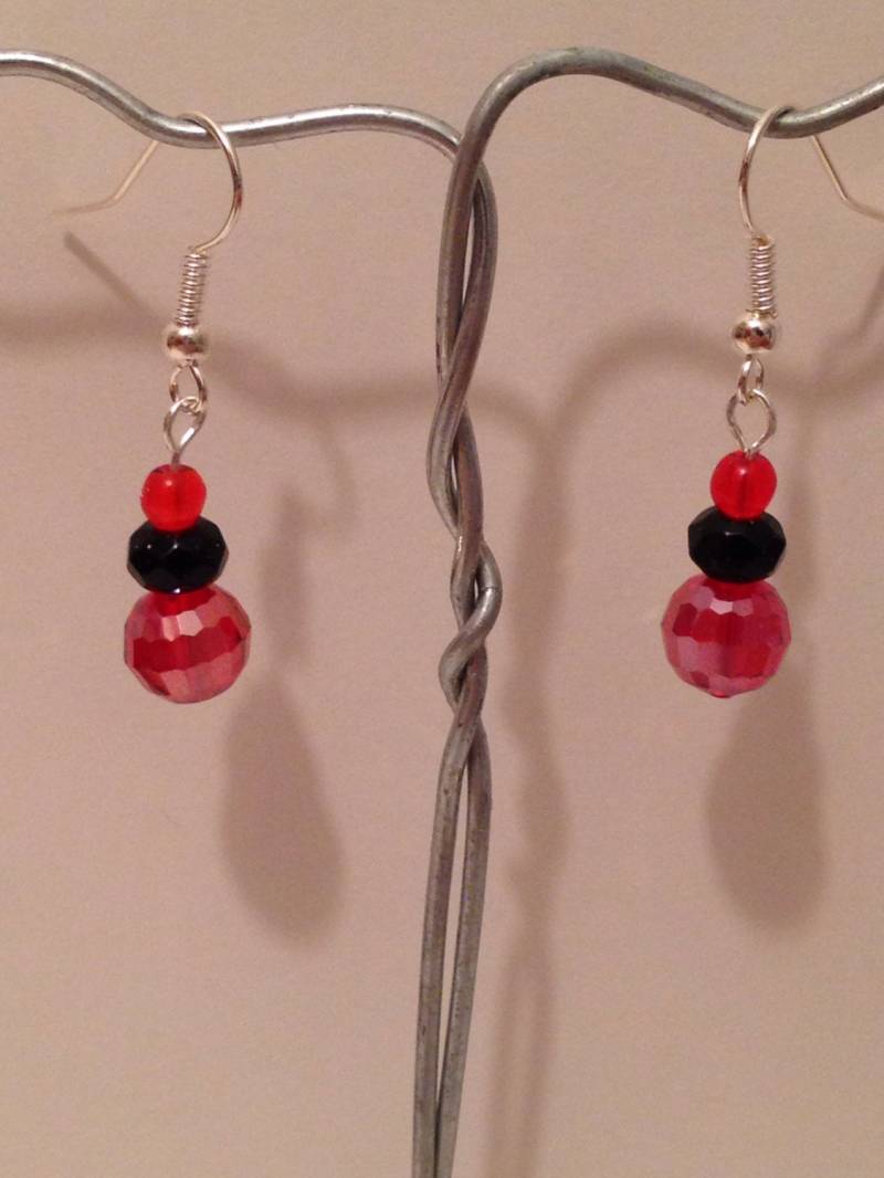 Kleine Rote Und Schwarze Perlen Ohrringe von RainbowFishWorks