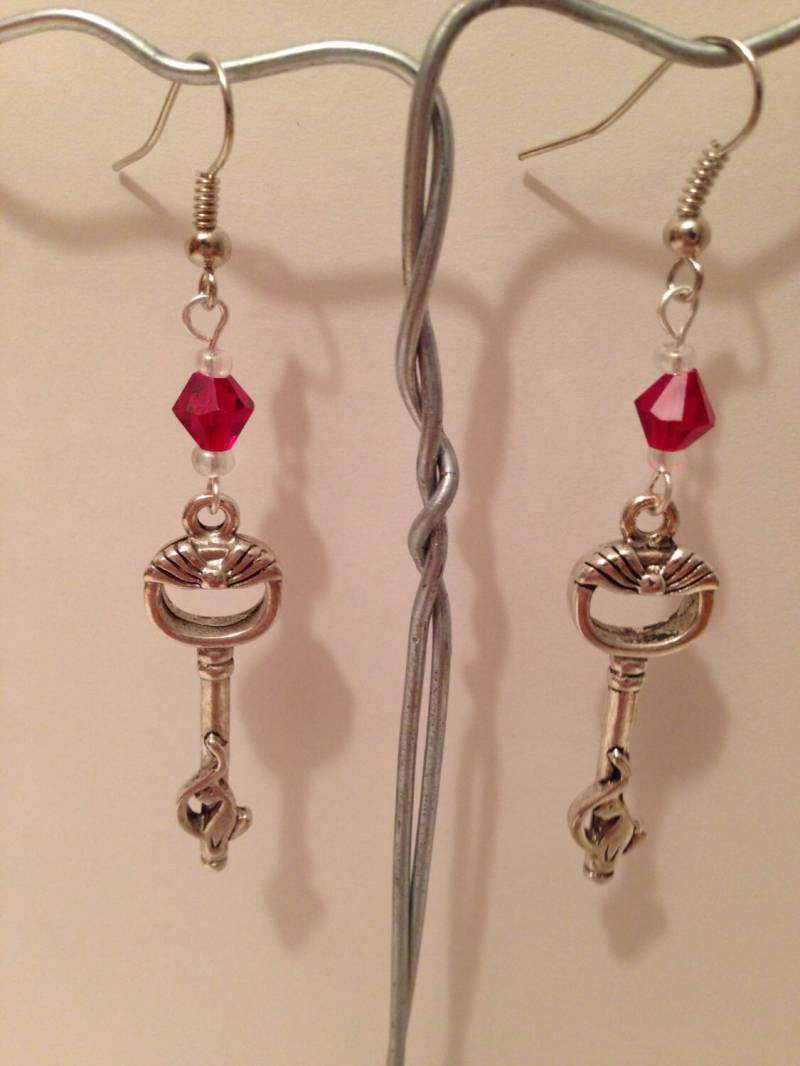 Schlüsselohrringe Mit Roter Perle von RainbowFishWorks