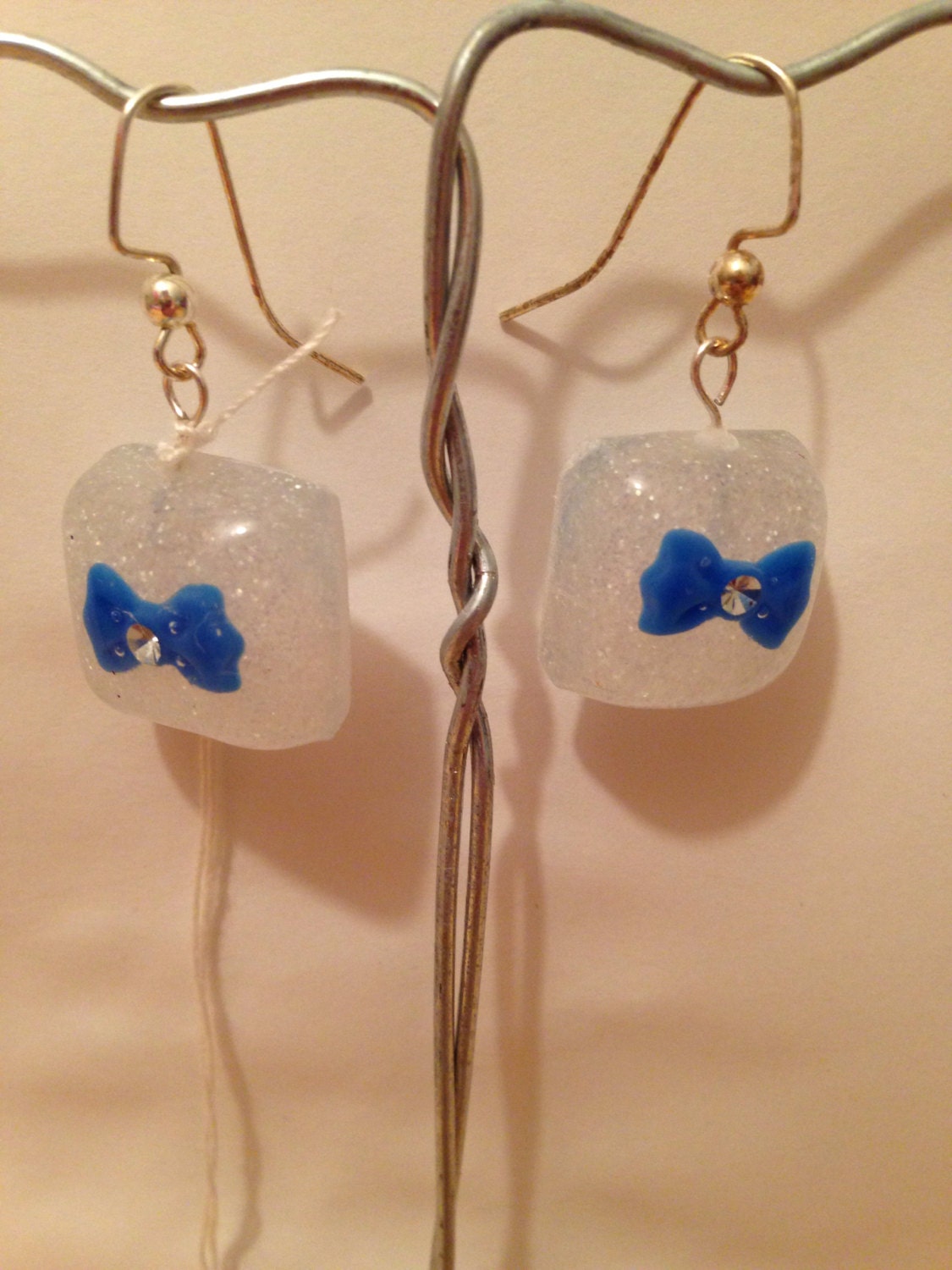 Weißes Harz Mit Blauen Schwimmenden Schleife Ohrringe von RainbowFishWorks