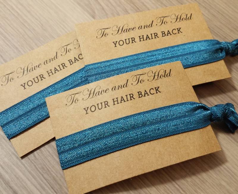 Junggesellinnenabschied | Teal Blue Zu Haben Und Ihr Haar Zurück Halten Haargummi Gastgeschenke Brautjungfer Vorschlag von RainbowManes