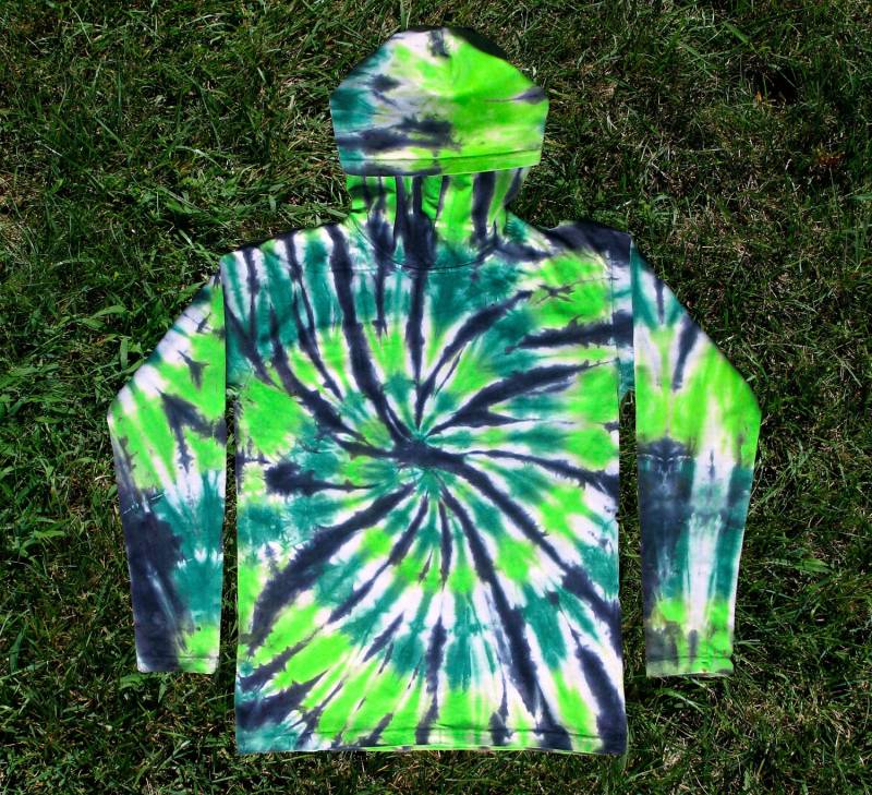 Grün Und Schwarz Spiral Tie-Dye Kapuzenpullover von RainbowMoonTieDye
