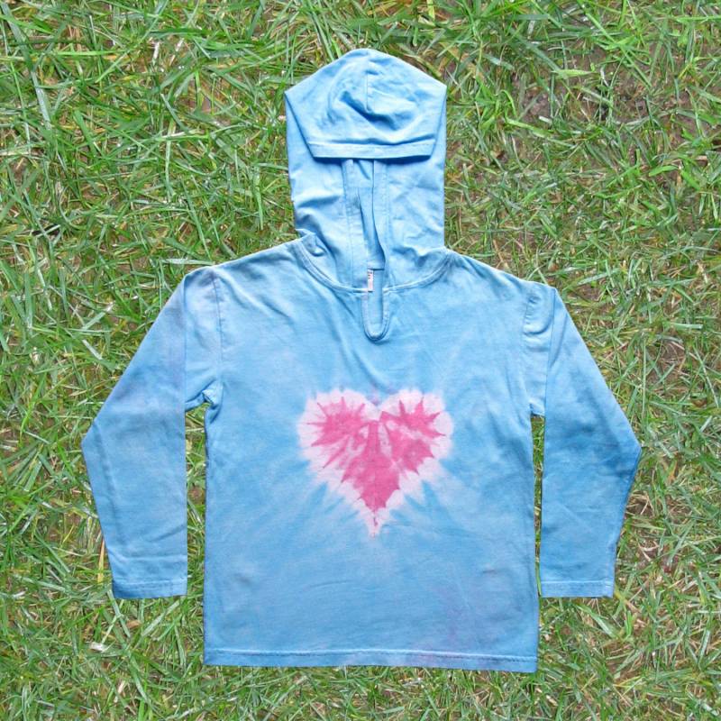 Hellblau Und Pink Herz Batik Kapuzenpullover Für Kinder von RainbowMoonTieDye