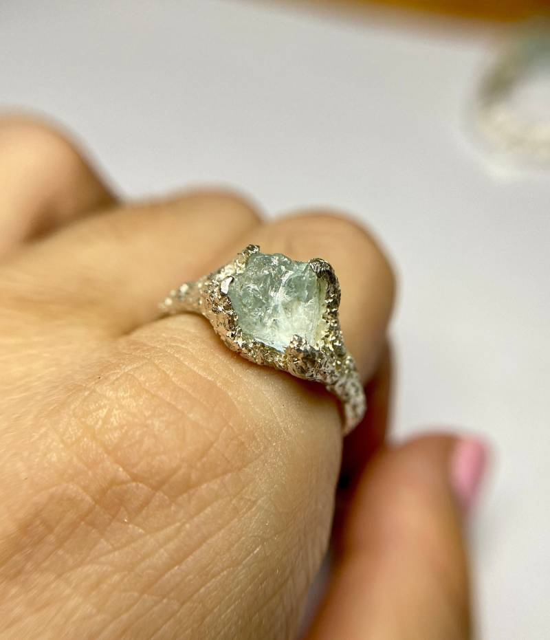 Eisiger Roher Aquamarin Zierlicher Ring Mit Strukturiertem Silberband, Auf Bestellung Gefertigt von RainbowOfBijou