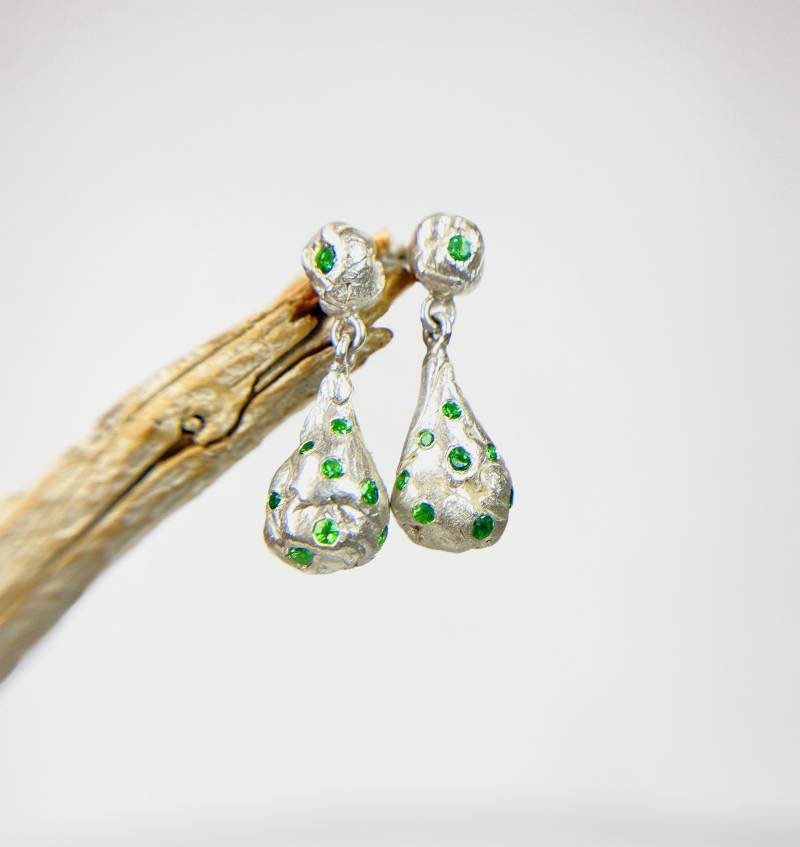 Funky Teardrop-Ohrringe Mit Vivid Grünem Tsavorit von RainbowOfBijou