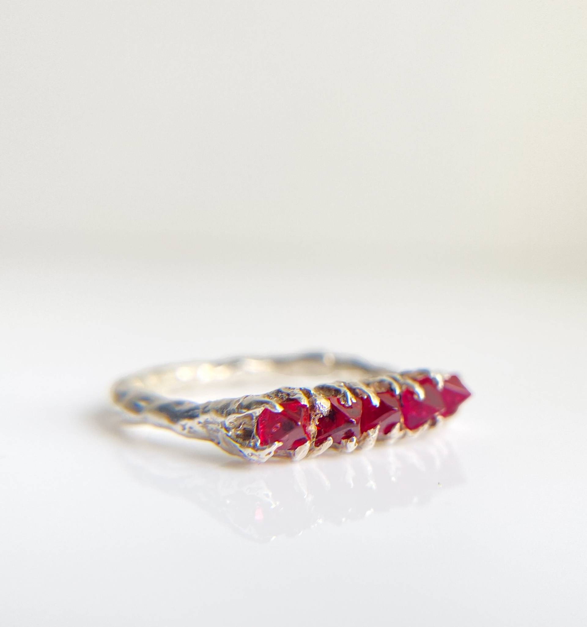 Ein Extravaganter Ring Mit Jedi Spinell Ein Extravaganter Ring Mit Jedi Spinell von RainbowOfBijou