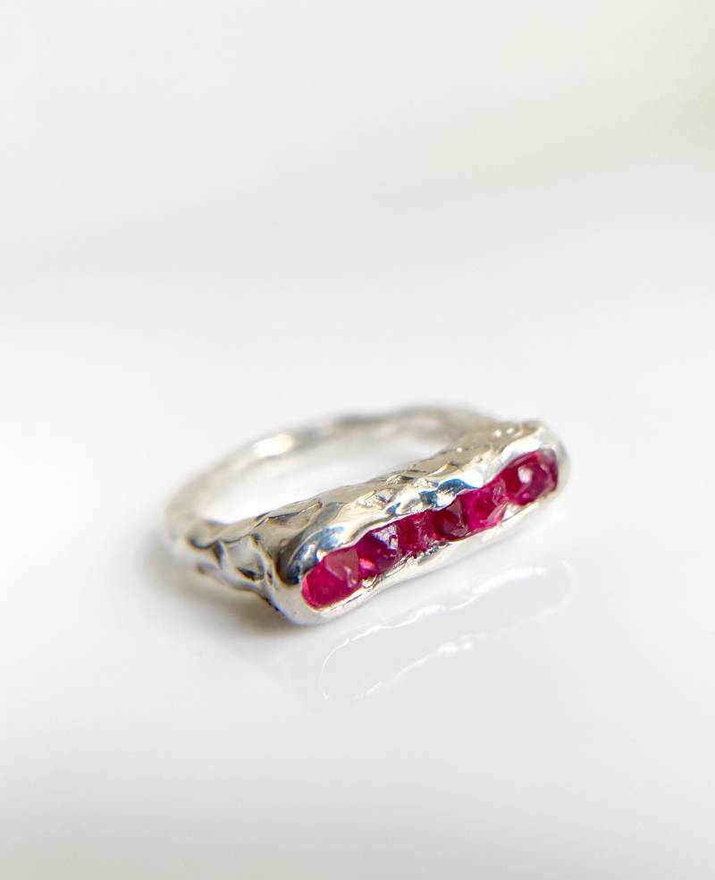 Flammen Ring Mit Rohen Roten Spinellen Und Unusualtextured Band von RainbowOfBijou