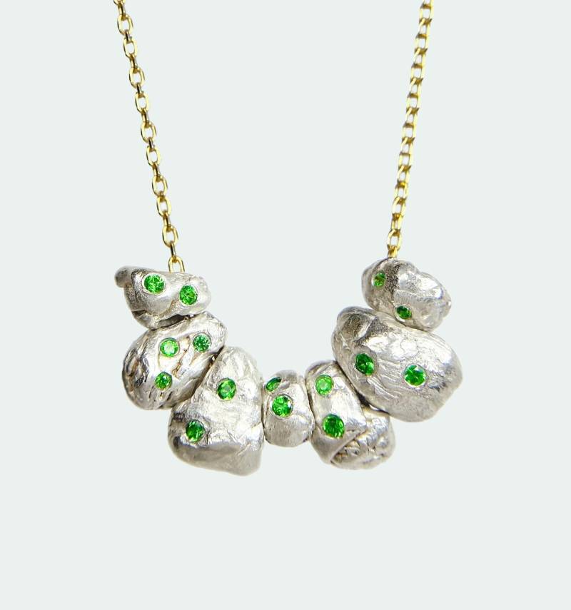 Vivid Green Granat Anhänger, Auf Lager, Barock Perle Inspiriert Halskette von RainbowOfBijou