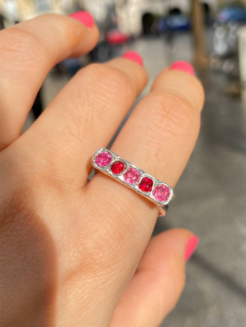 Halb Eternity Ring Mit Rosa Und Roten Spinellen, Süßer Lässiger Sterling Silber Band, Auf Lager von RainbowOfBijou