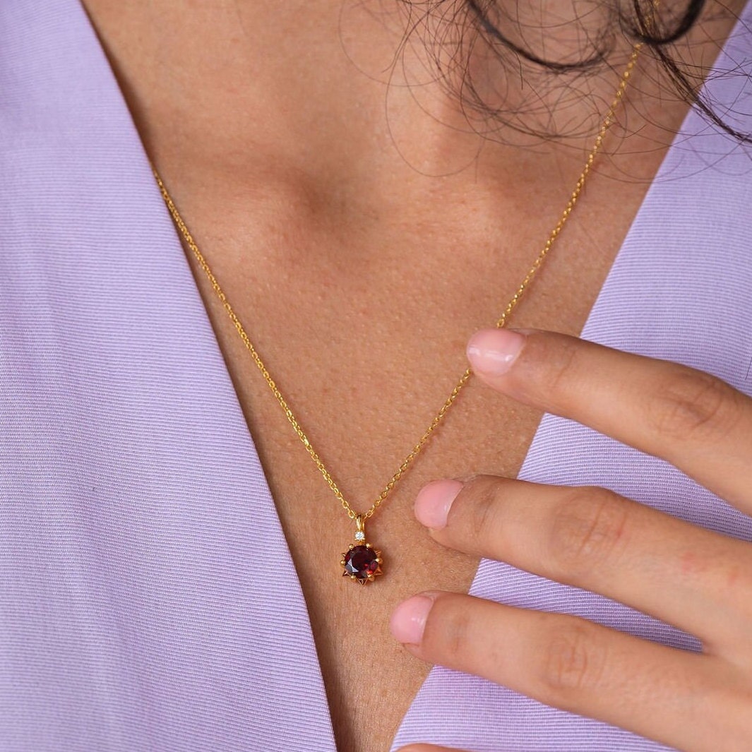 Natürliche Granat Gold Halskette, Januar Geburtsstein Stern Anhänger, Geschenke Für Mama, Geburtstagsgeschenke Sie von RainbowRocksStudio