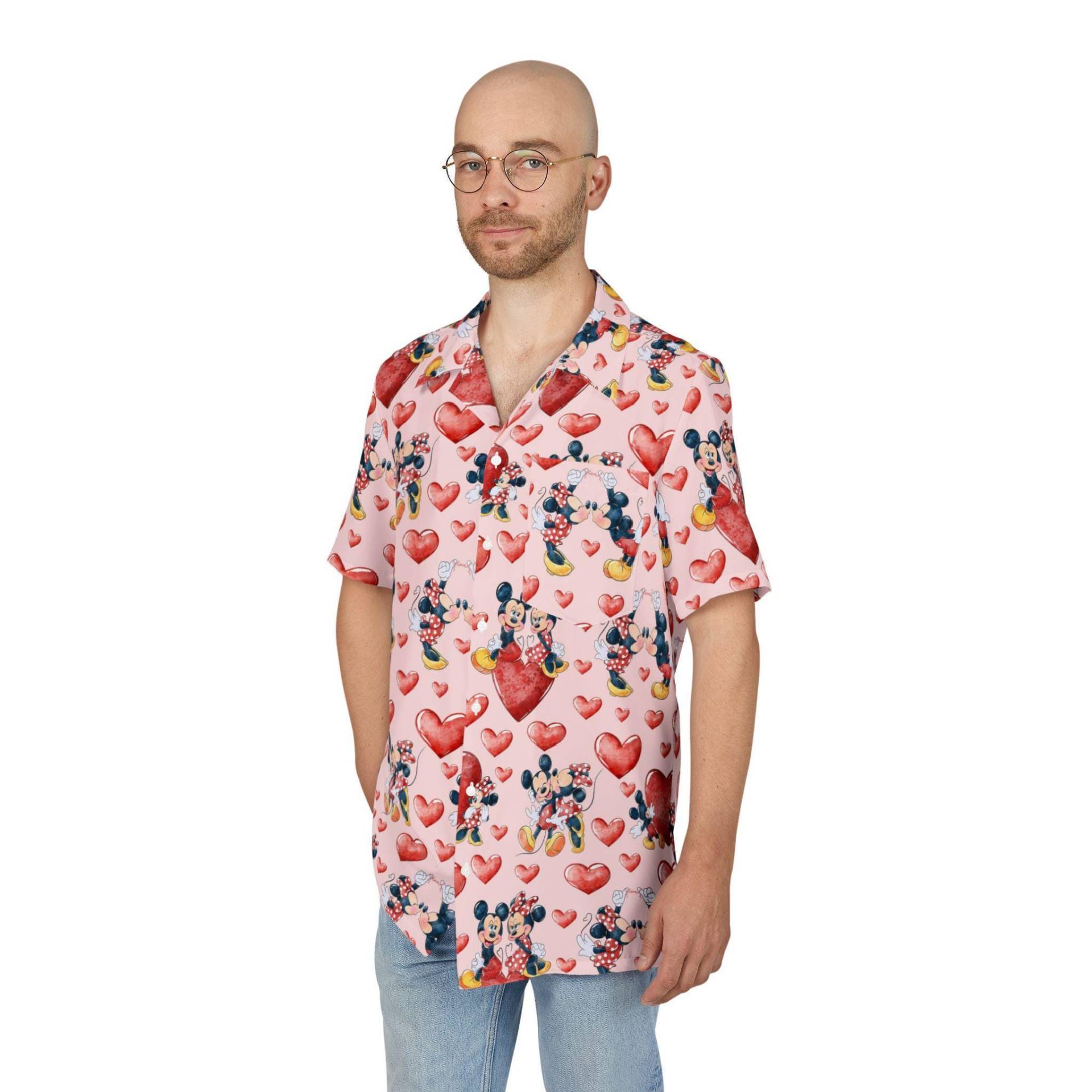 Valentine Mickey & Minnie - Männer Button-Down-Kurzarm-Taschenhemd | Hergestellt in Den Usa Valentine Mickey & Minnie - Männer Button-Down-Kurzarm-Taschenhemd | Hergestellt in Den Usa von RainbowRules