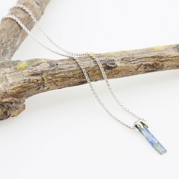 Blaue Kyanit Halskette Silber Tropfte Taurus Widder Libra Chakra Stein-Halskette 12.7 Karat Dp136 von RainbowSapphires