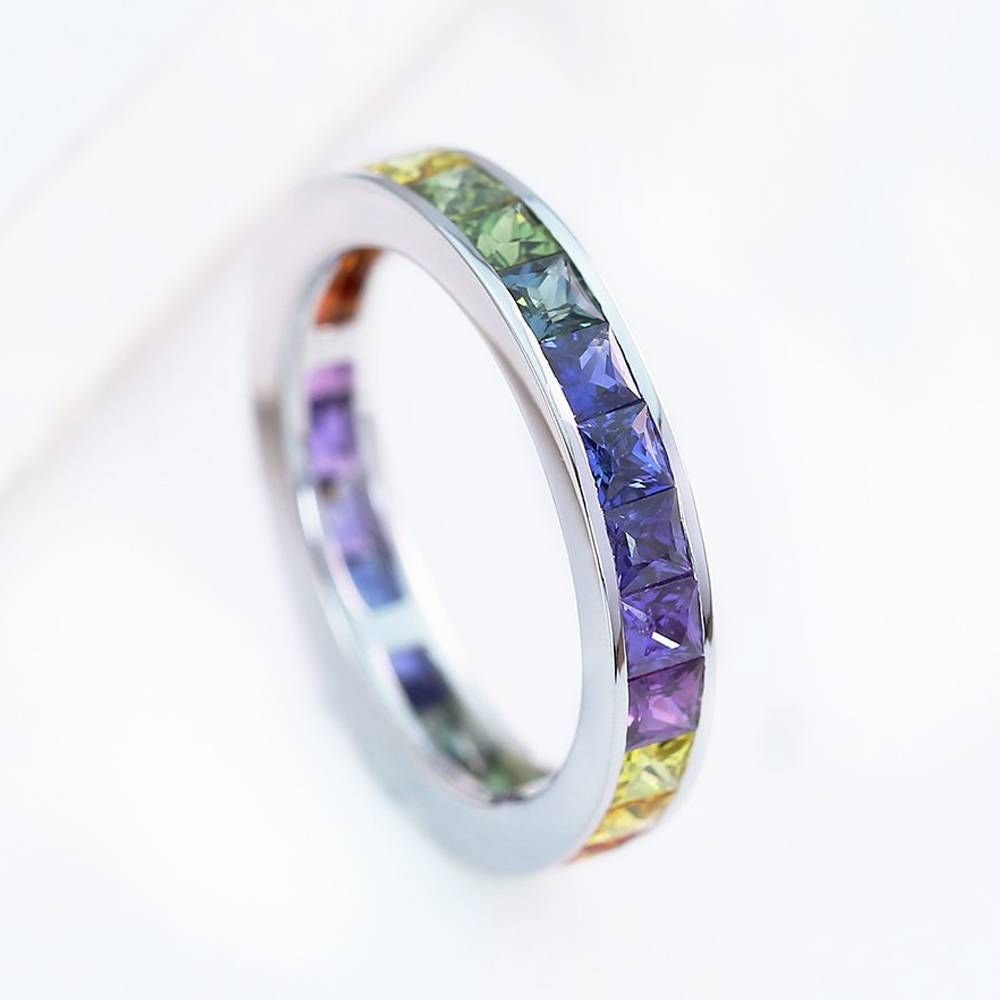 Mehrfarbiger Regenbogen-Saphir-Eternity-Band-stapelring, 18 Karat Weißgold, 5 Karat, Natürlicher Edelstein, 2, 8 Mm, Prinzessschliff von RainbowSapphires