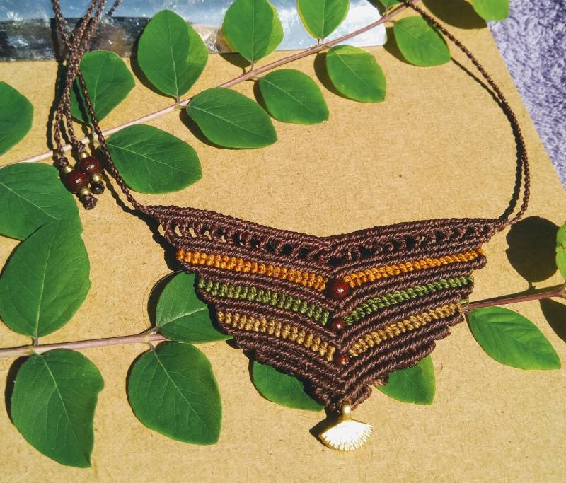 Makramee Halskette Mit Anhänger/Geknüpfte Kette/Geflochtene Kette Holz - Und Messingperlen/Mikromakramee/Makramee Schmuck/Bohemian/Hippie von RainbowSoulDesign