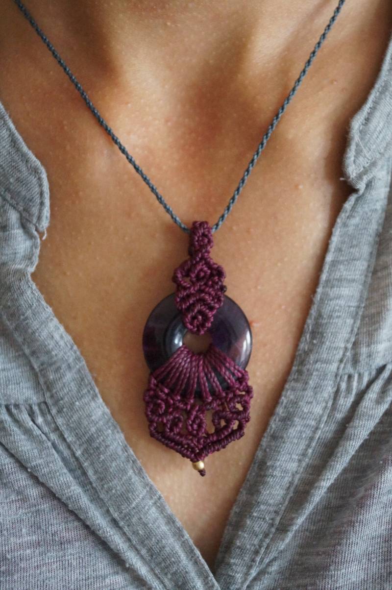 Makramee Halskette Mit Regenbogenfluorit /Geknüpfte Kette/Geflochtene Kette/Mit Edelstein/Mikromakramee/Makramee Schmuck/Bohemian/Hippie Makramee Halskette Mit Regenbogenfluorit /Geknüpfte Kette/Geflochtene Kette/Mit Edelstein/Mikromakramee/Makramee Schmuck/Bohemian/Hippie von RainbowSoulDesign