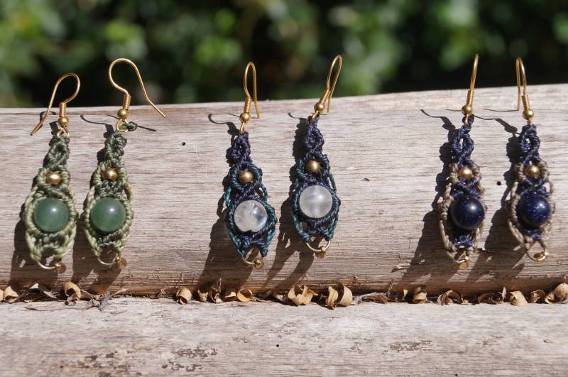 Makrameeohrringe Mit Edelsteinen/Makrameeschmuck Messing/Bohemian Schmuck/Farbenfrohe Makrameeohrringe/Messingperlen/Hippie Stil von RainbowSoulDesign
