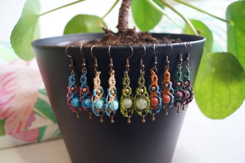 Mikromakramee/Geflochtene Und Geknüpfte Ohrringe/Bohemian Schmuck/Makramee Schmuck/Farbenfrohe Ohrringe/Messingperlen/Hippie Stil Mikromakramee/Geflochtene Und Geknüpfte Ohrringe/Bohemian Schmuck/Makramee Schmuck/Farbenfrohe Ohrringe/Messingperlen/Hippie Stil von RainbowSoulDesign