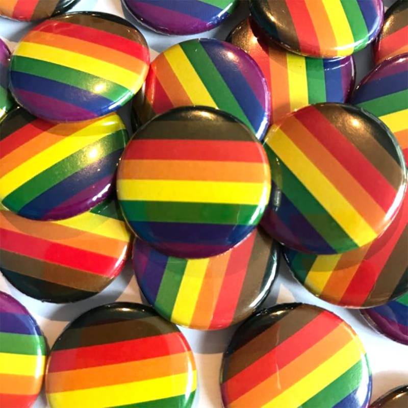 Philly Stolz Flagge Pin Abzeichen | Qpoc Inclusive Pride Button Gay Zubehör Weihnachtsgeschenke Unter 5 Jahren von RainbowandCoUK