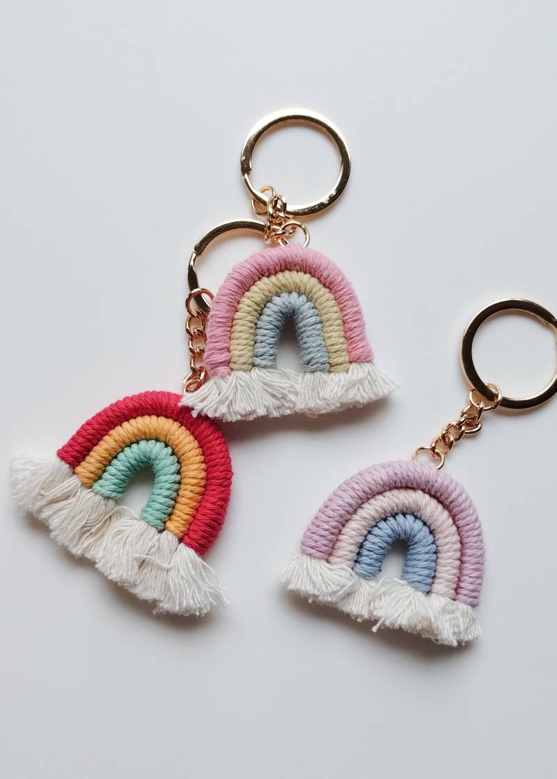 Makramee Regenbogen Schlüsselanhänger | Taschenanhänger Glücksbringer von RainbowsAndMemories