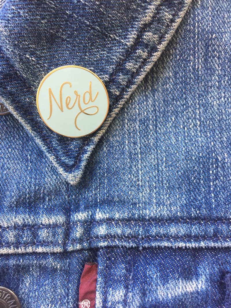 Nerd Emaille Pin. Gold Anstecknadel. Nerd-Flair. Hard Enamel Cloisonne-stecknadel von RaincityPrints