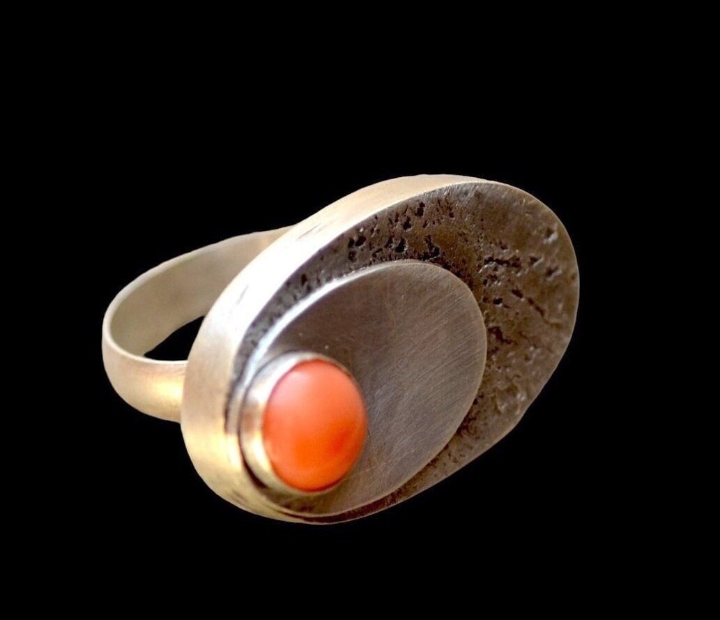 Rosa Korallen Silberring. Silberschmiede Hohlform Ring. Großer Skulpturaler Tragbare Kunst. Ringgröße 7, 5 von RaindropsJewelry