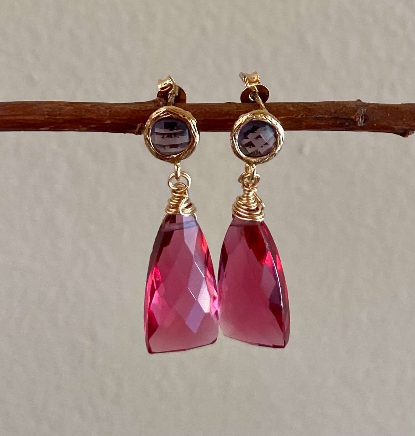Rosa Rhodolith Quarz Gold Ohrringe. Goldeingefasste Beiträge. Facettierte Dreieck Form Anhänger. Feiner Schmuck Rosa Rhodolith Quarz Gold Ohrringe. Goldeingefasste Beiträge. Facettierte Dreieck Form Anhänger. Feiner Schmuck von RaindropsJewelry