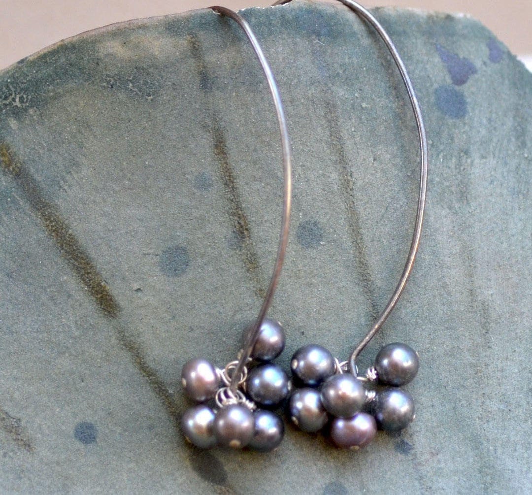 Silber Creolen Mit Perlen. Graue Süßwasser Perlen Traube. Perlenkugel Sterlingsilber Ohrringe. Brautjungfer Geschenk Silber Creolen Mit Perlen. Graue Süßwasser Perlen Traube. Perlenkugel Sterlingsilber Ohrringe. Brautjungfer Geschenk von RaindropsJewelry