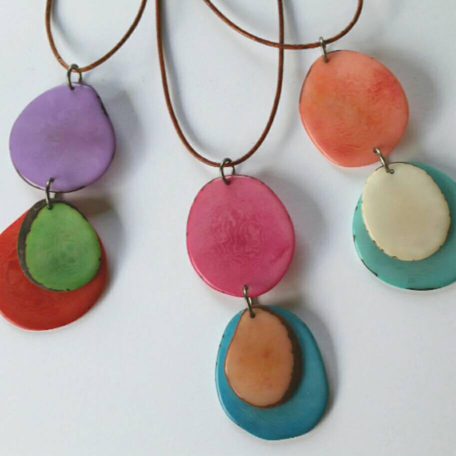 Bunter Anhänger Aus Taguanuss. Tagua Halskette. Sie Wählen Farben, Rot, Rosa, Orange, Blau, Lila ... Natürlicher Schmuck Bunter Anhänger Aus Taguanuss. Tagua Halskette. Sie Wählen Farben, Rot, Rosa, Orange, Blau, Lila ... Natürlicher Schmuck von RainforestColors