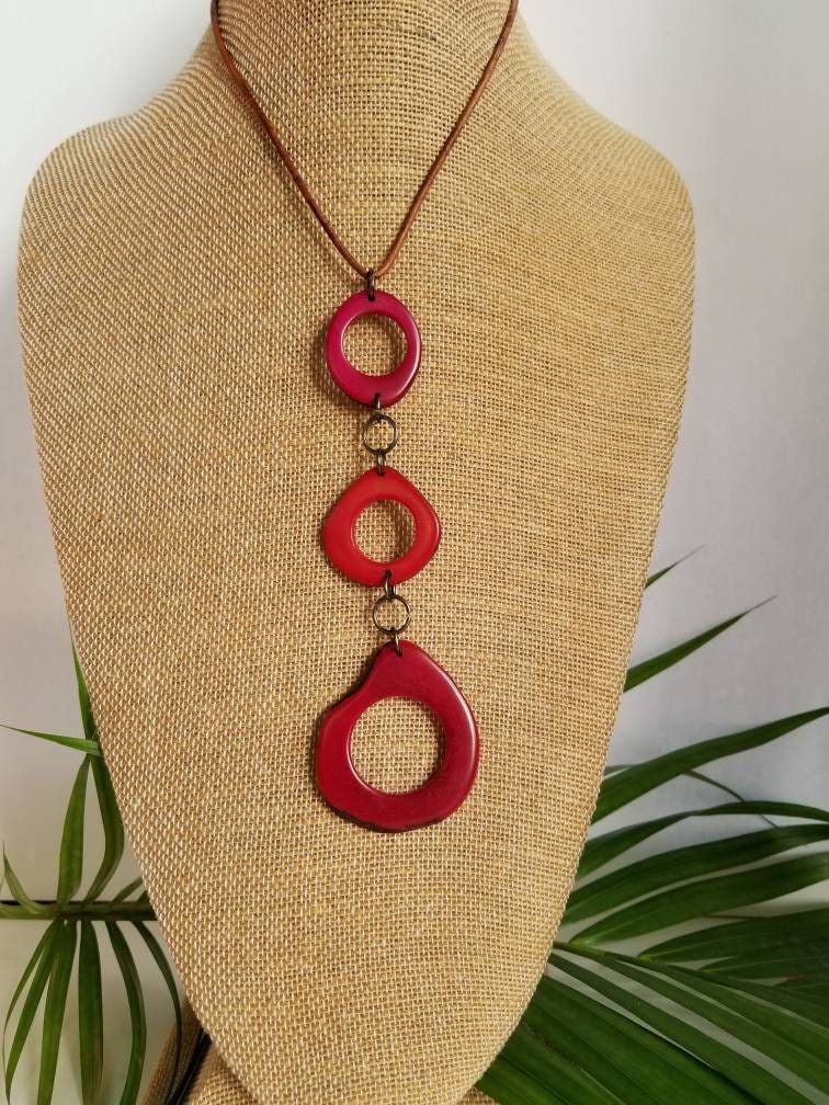 Handgemachte Tagua Nuss Anhänger. Großer, Mutiger, Langer Langer Roter Große Rote Statement Halskette. Umweltfreundlich. Verstellbare Handgemachte Tagua Nuss Anhänger. Großer, Mutiger, Langer Langer Roter Große Rote Statement Halskette. Umweltfreundlich. Verstellbare von RainforestColors