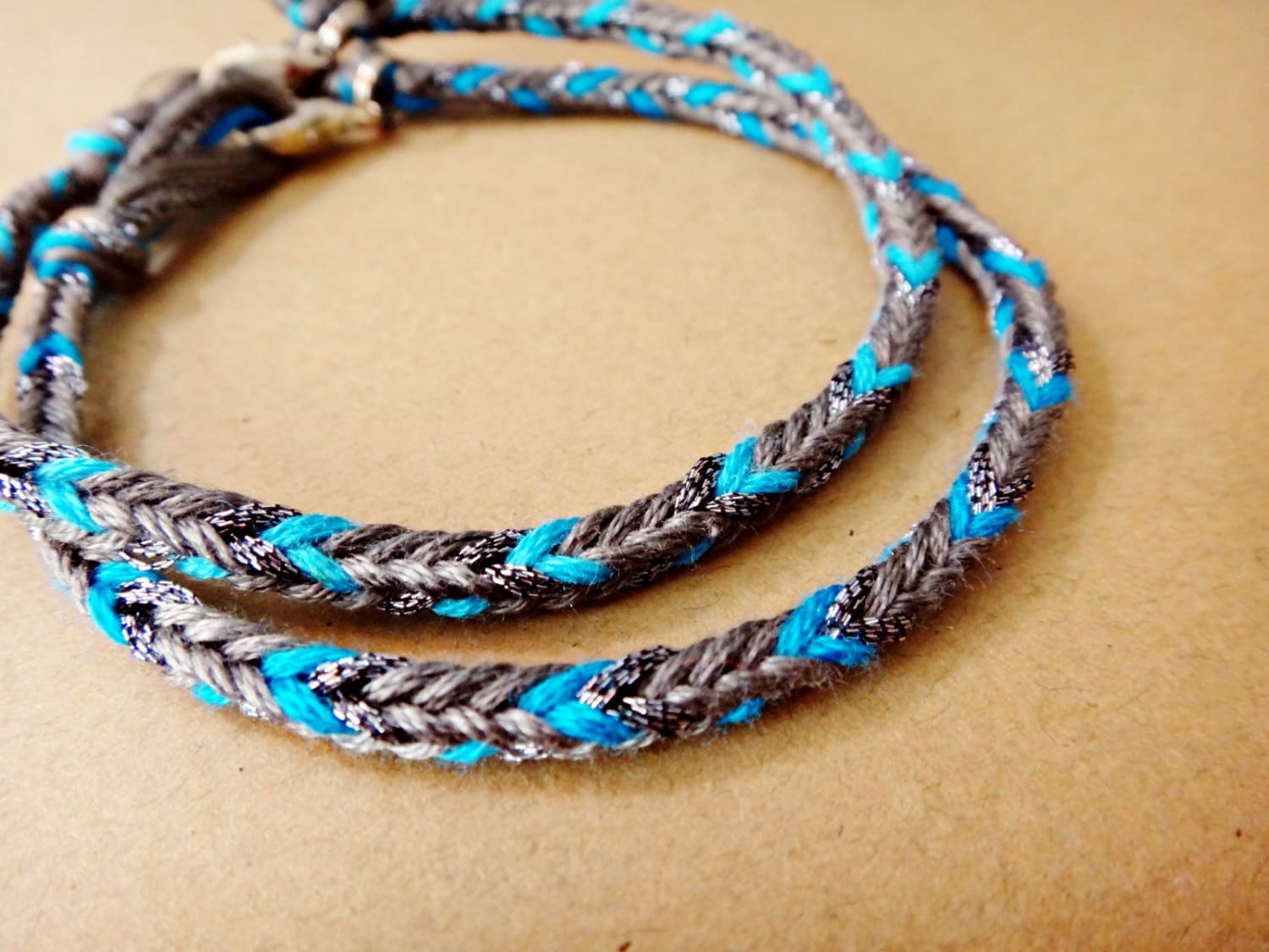 Handgefertigtes Grau Blau Freundschaftsarmband Paar Armbänder Metalic 2Er Set Handgefertigtes Grau Blau Freundschaftsarmband Paar Armbänder Metalic 2Er Set von RainieLoveThings