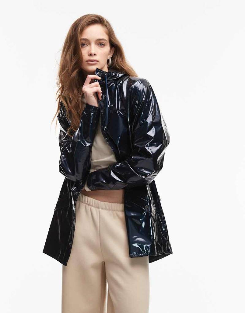 Rains - 12010 - Kurze, wasserdichte Jacke in glänzendem Marineblau mit Reißverschluss von Rains