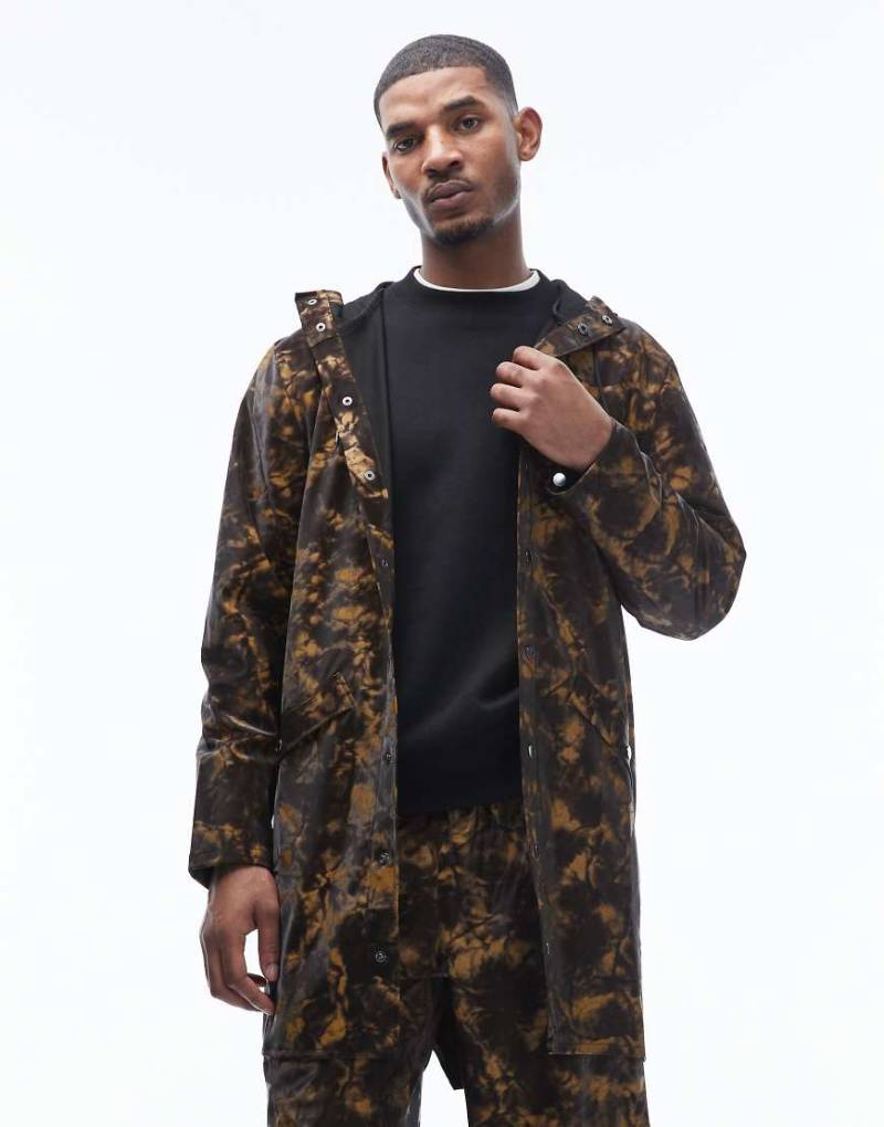 Rains - 12020 - Lange, wasserdichte Unisex-Kapuzenjacke in Braun mit Schlamm-Print-Brown von Rains