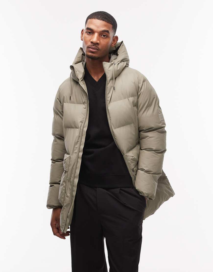 Rains - 15210 Alta - Lange, wasserdichte Cargo-Steppjacke in Blassgrün von Rains