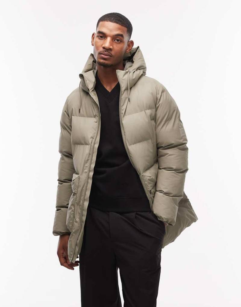 Rains - 15210 Alta - Lange, wasserdichte Cargo-Steppjacke in Blassgrün von Rains