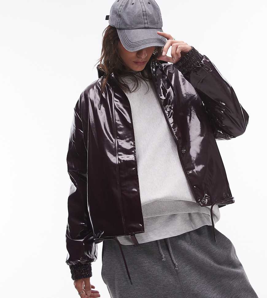Rains - 18040 - Wasserdichte Jacke in glänzendem Burgunderrot mit Tunnelzug, exklusiv bei ASOS Rains - 18040 - Wasserdichte Jacke in glänzendem Burgunderrot mit Tunnelzug, exklusiv bei ASOS von Rains