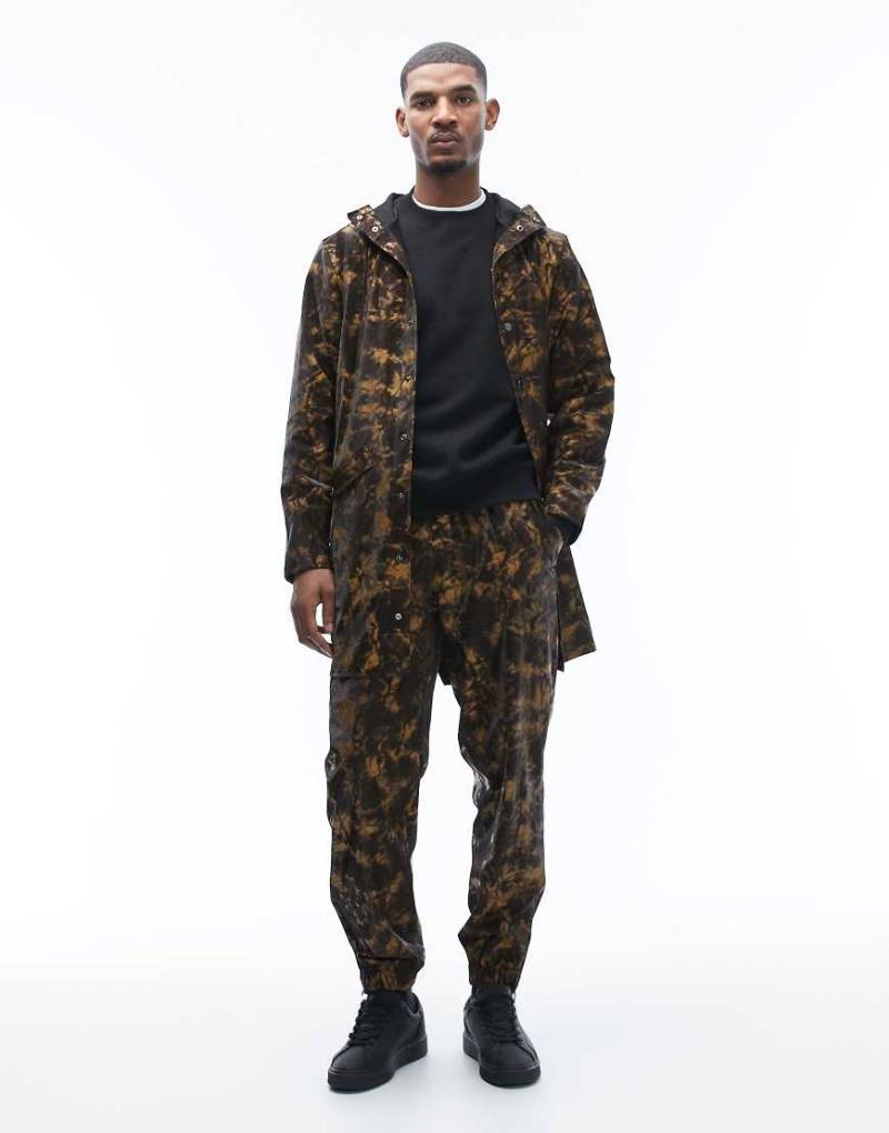 Rains - 18560 - Wasserdichte Regular-Fit-Hose in Braun mit Kordelzug und schlammigem Muster-Print-Brown von Rains