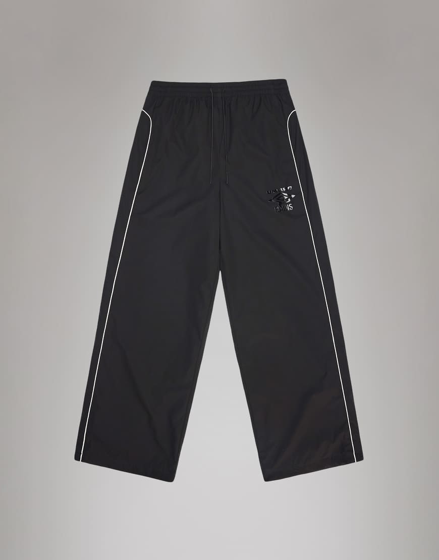 Rains x Umbro - Drill - Locker geschnittene Wide-Leg-Trainingshose aus wasserabweisendem Material in Schwarz von Rains