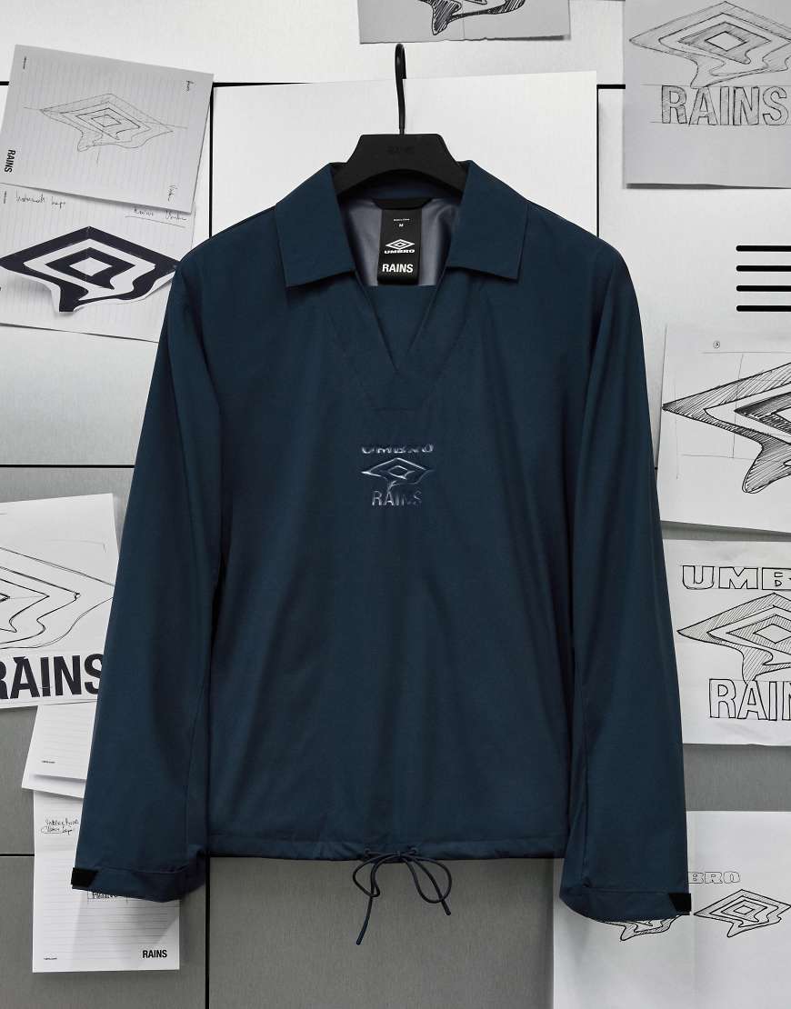 Rains x Umbro - Drill - Oberteil aus wasserabweisendem Material in Blau mit V-Ausschnitt und Kragen von Rains