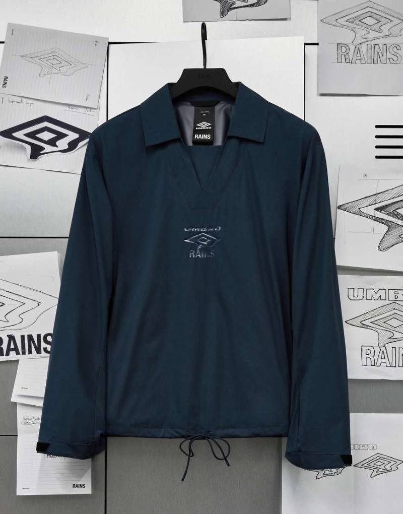 Rains x Umbro - Drill - Oberteil aus wasserabweisendem Material in Blau mit V-Ausschnitt und Kragen von Rains