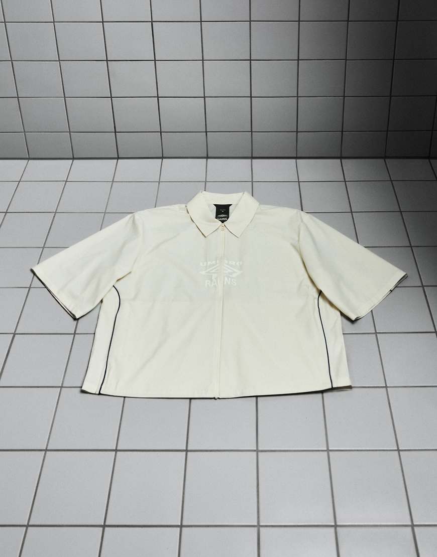 Rains x Umbro - Drill - Wasserabweisende, kurzärmlige Hemdjacke in Beige mit Reißverschluss-Neutral von Rains