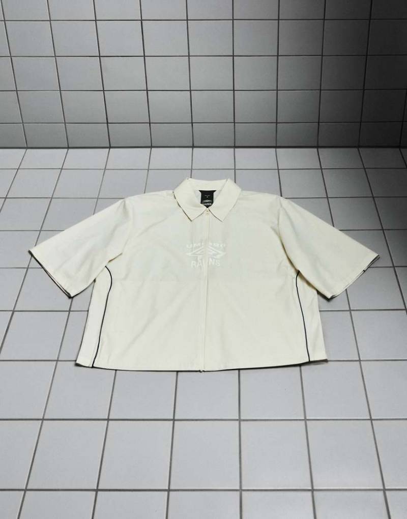 Rains x Umbro - Drill - Wasserabweisende, kurzärmlige Hemdjacke in Beige mit Reißverschluss-Neutral von Rains